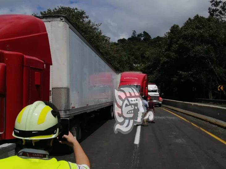 Rapiña tras accidente en la autopista Puebla-Orizaba deja caos vial