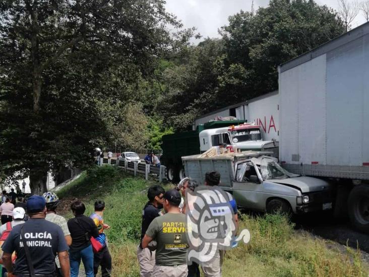 Rapiña tras accidente en la autopista Puebla-Orizaba deja caos vial