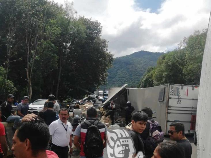 Rapiña tras accidente en la autopista Puebla-Orizaba deja caos vial