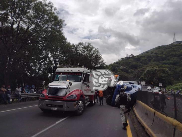 Rapiña tras accidente en la autopista Puebla-Orizaba deja caos vial