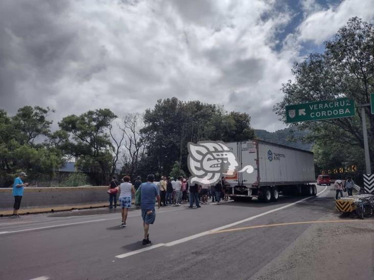 Rapiña tras accidente en la autopista Puebla-Orizaba deja caos vial