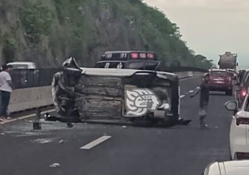 Vuelca auto en el libramiento de Plan del Río