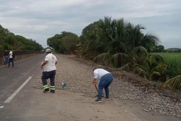Retiran piedras regadas en carretera de Chalahuite