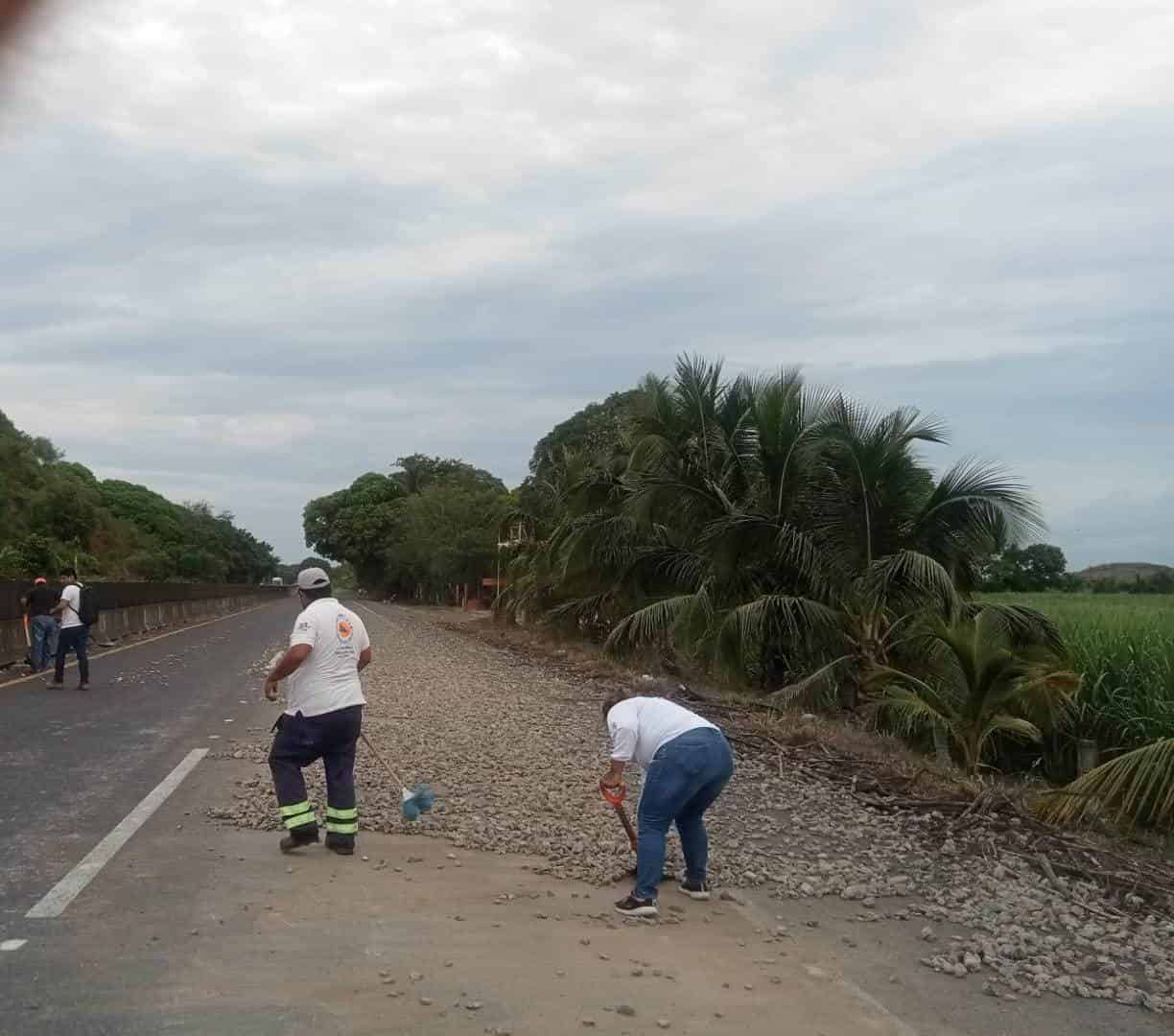 Retiran piedras regadas en carretera de Chalahuite