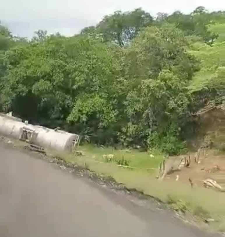 Vuelca pipa en carretera del Cerro de los Metates