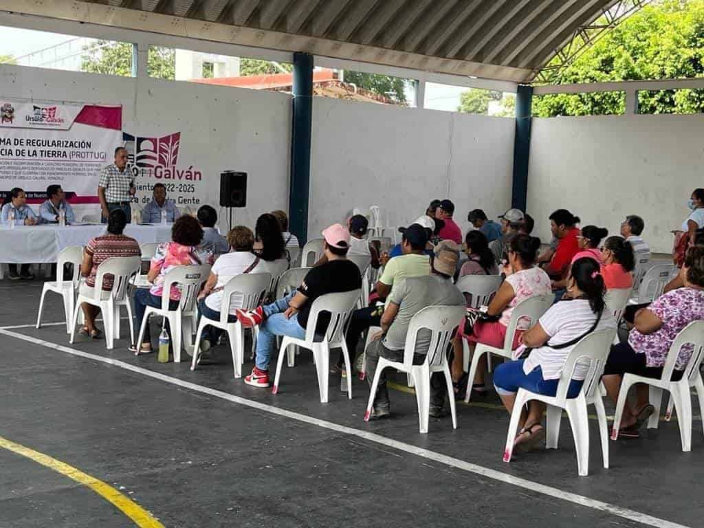 Sigue Úrsulo Galván regularizando la tenencia de la tierra