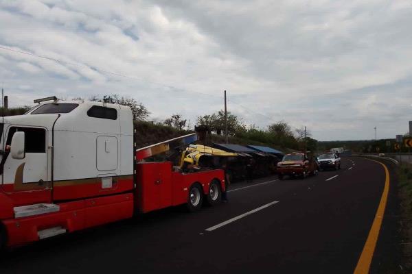 Vuelca tráiler en libramiento Santa Fe-Paso del Toro