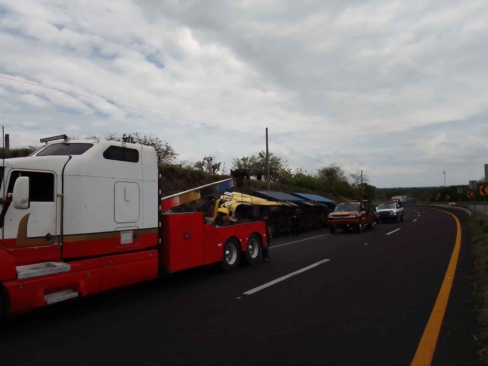 Vuelca tráiler en libramiento Santa Fe-Paso del Toro