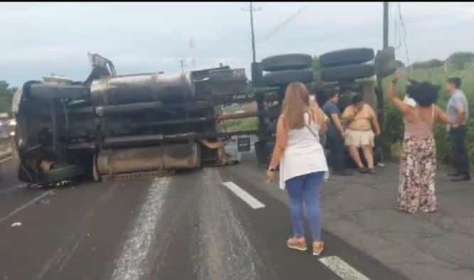 Volcadura de tráiler detiene circulación en la Xalapa-Veracruz