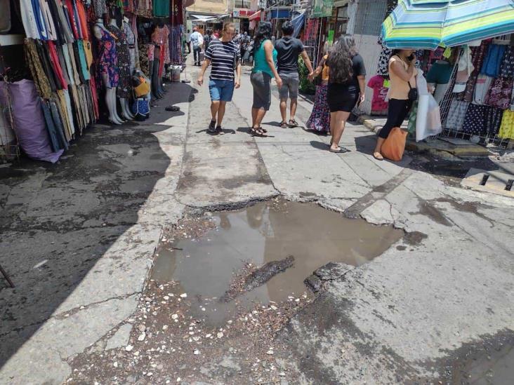 Lluvia deja peste en zona de mercados de Veracruz