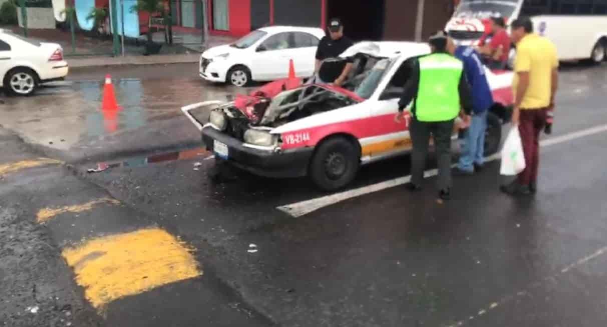 Quedan prensados en taxi tras chocar con camión en la Veracruz-Xalapa