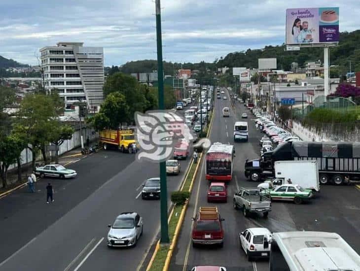 Bloquean transportistas de AMOTAC carretera Xalapa-Banderilla (+Video)