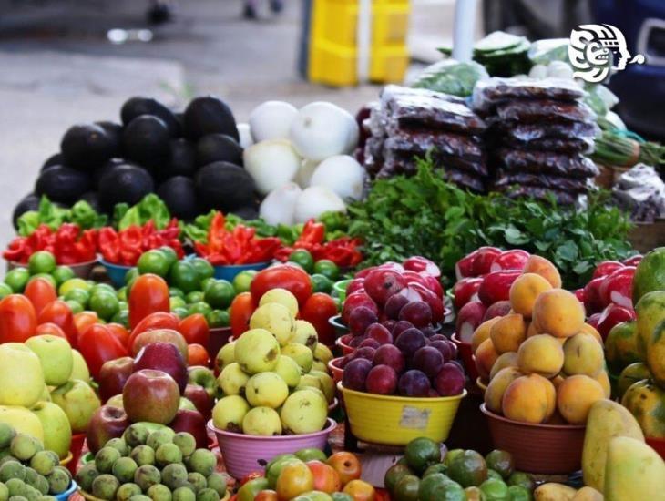 Llama AMLO a consumir agua y frutas de temporada ante ola de calor