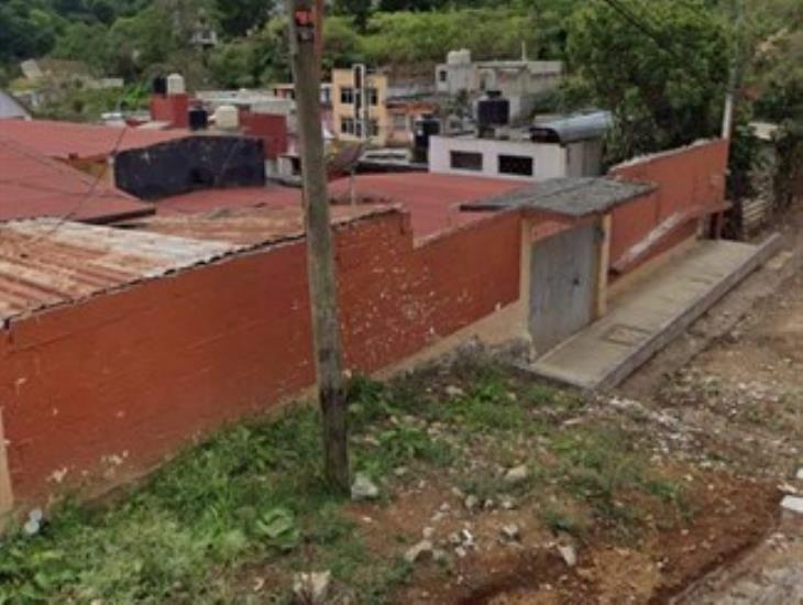 Exigen reubicación de criadero de cerdos que colinda con Telesecundaria ‘Lázaro Cárdenas del Río’