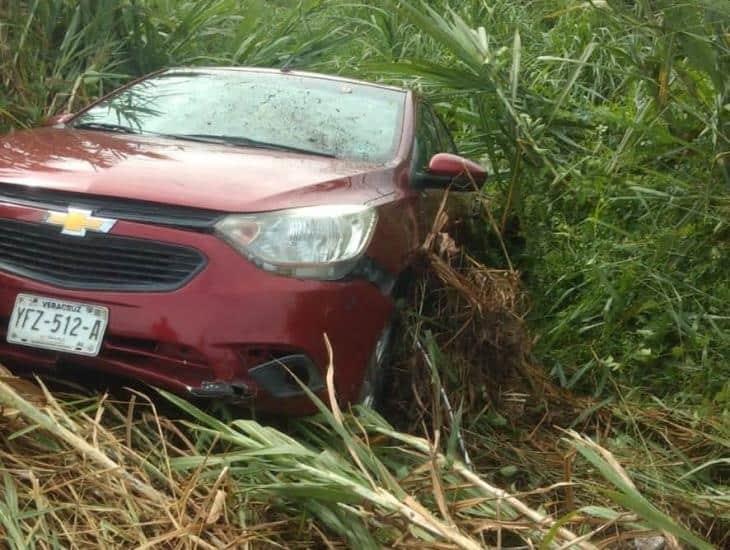 Automóvil termina fuera de la cinta de rodamiento en Las Matas