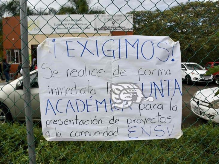 Plantón en la escuela Normal Manuel Suárez Trujillo, en Xalapa