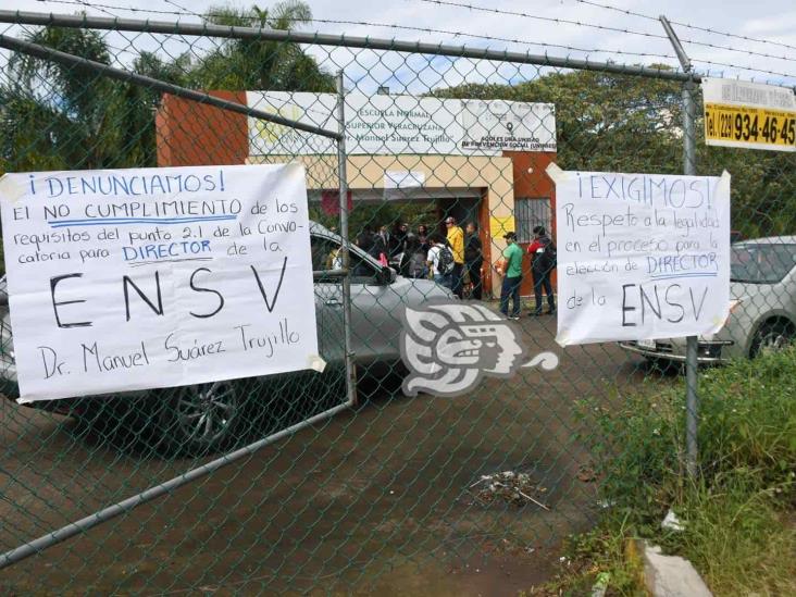 Plantón en la escuela Normal Manuel Suárez Trujillo, en Xalapa