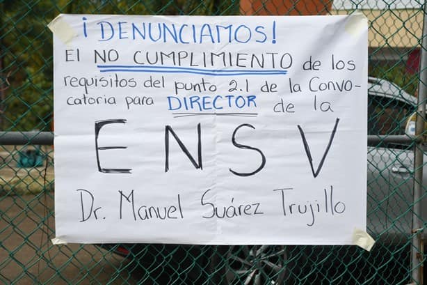 Plantón en la escuela Normal Manuel Suárez Trujillo, en Xalapa