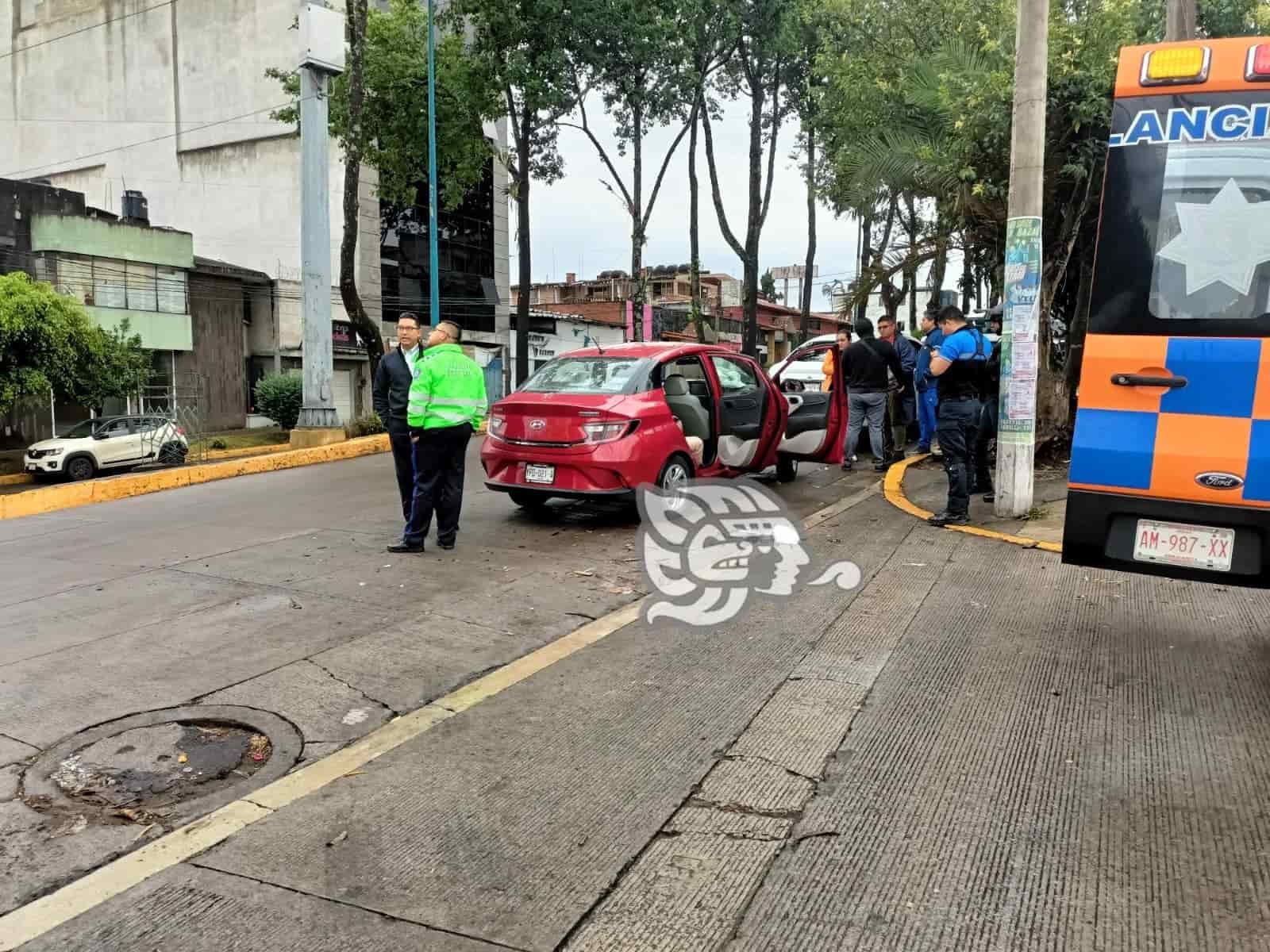 Choque entre autos deja una lesionada en Xalapa