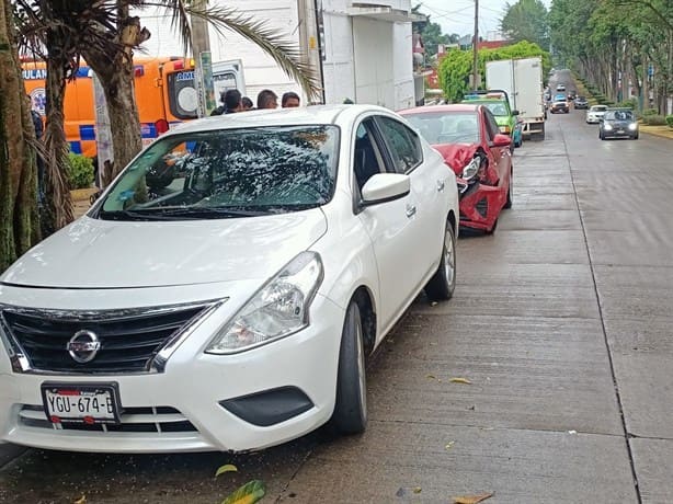Choque entre autos deja una lesionada en Xalapa