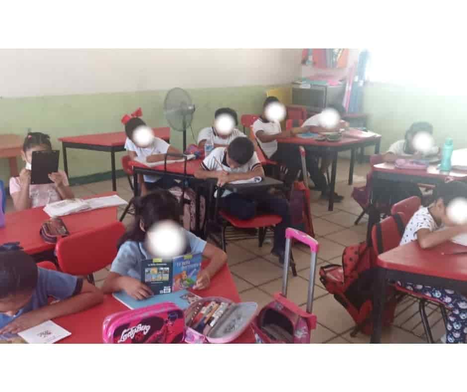 Entre el calor, así estudian en primaria de Tres Valles por obra eléctrica inconclusa