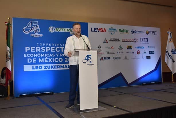 Socios de Coparmex Veracruz acuden a conferencia con Leo Zuckermann