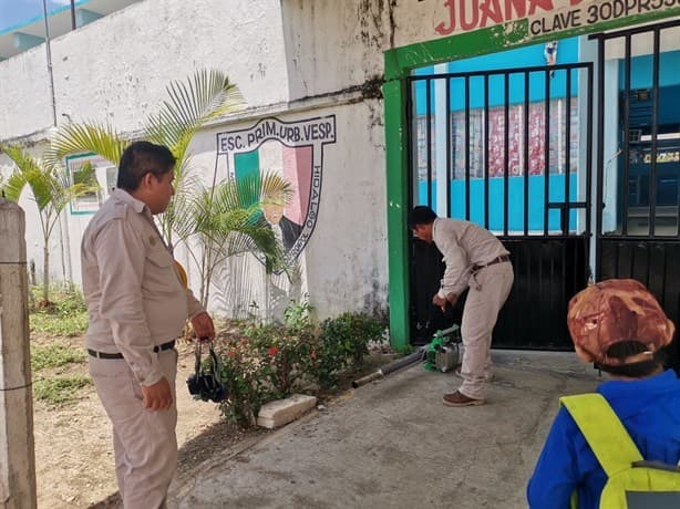 Fumigan dos planteles educativos en Nanchital; registran casos sospechosos de dengue