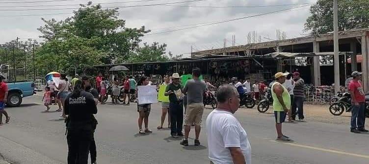 Toman el tramo Jáltipan-Cosoleacaque por falta de luz en el Porvenir