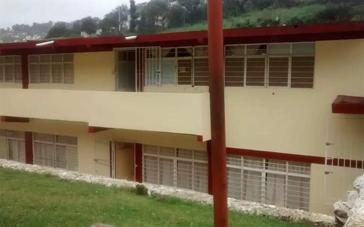 Exigen reubicación de criadero de cerdos que colinda con Telesecundaria ‘Lázaro Cárdenas del Río’