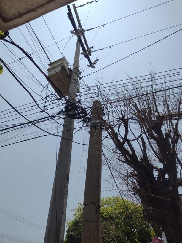 Poste de luz a punto de colapsar pone en peligro a colonia en Veracruz