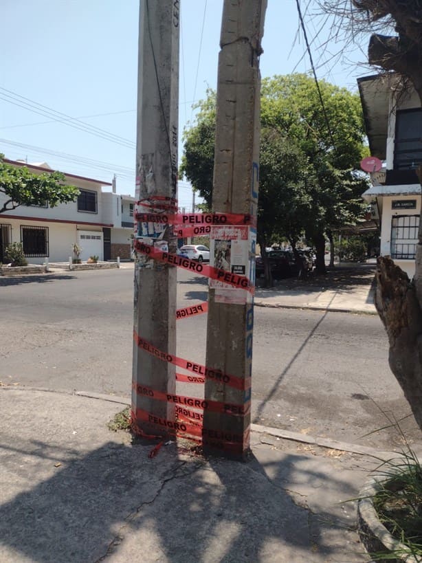 Poste de luz a punto de colapsar pone en peligro a colonia en Veracruz