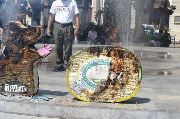 Manifestantes del MOCI quemaron una piñata en forma de rata contra Tránsito en Veracruz (+Video)