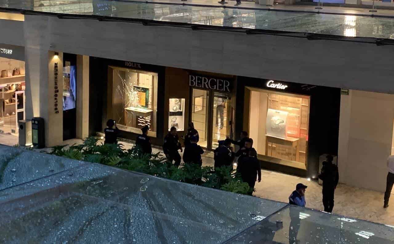 A mazazos asaltan joyería en lujoso centro comercial de CDMX