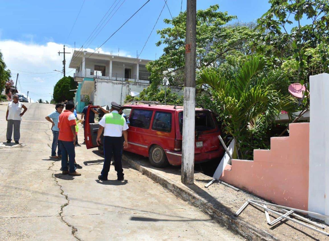 Sufre falla mecánica y termina contra barda de vivienda en Acayucan (+Video)