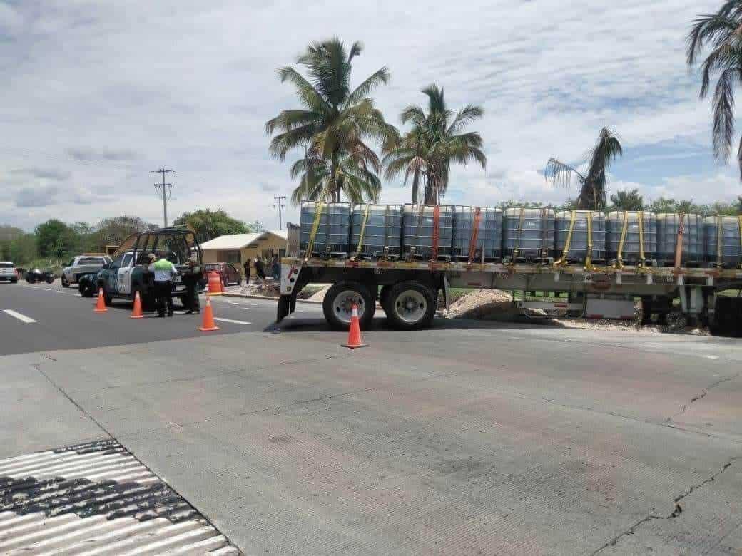 Chocan tráiler y camioneta en Plan del Río; dos pierden la vida