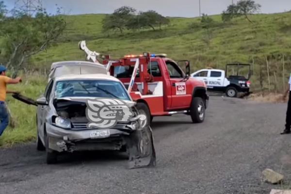 Vuelca automóvil en Laguna de Farfán