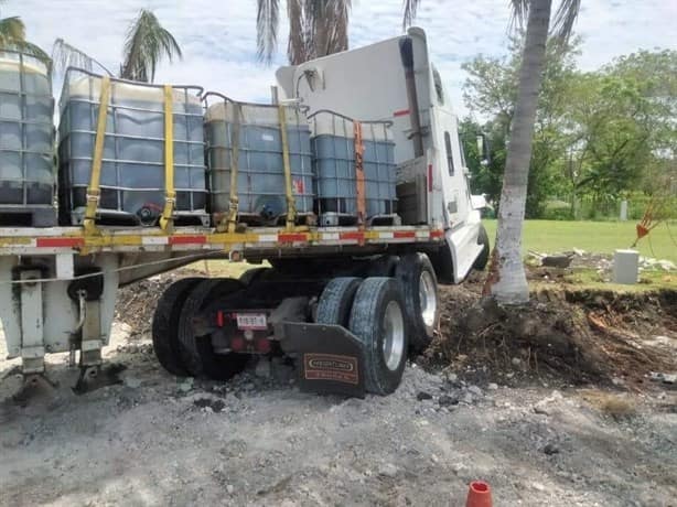 Chocan tráiler y camioneta en Plan del Río; dos pierden la vida