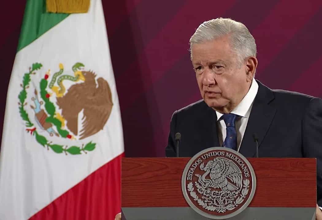 AMLO critica a exconsejeros del INE y su influencia en la UNAM