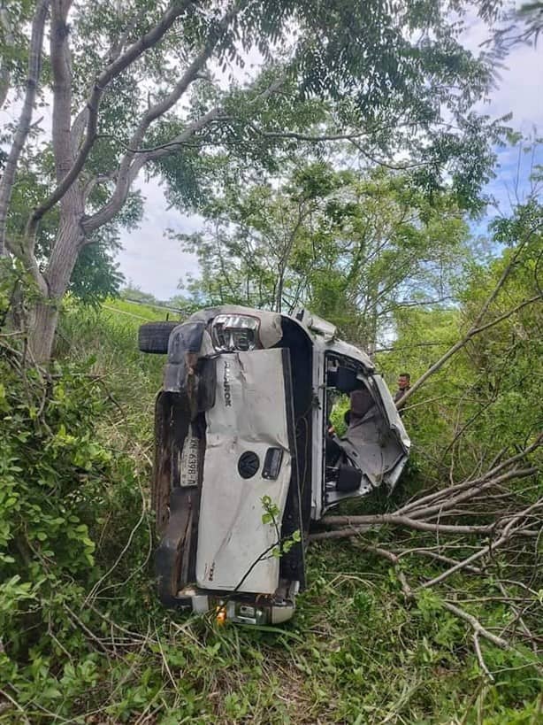 Chocan tráiler y camioneta en Plan del Río; dos pierden la vida