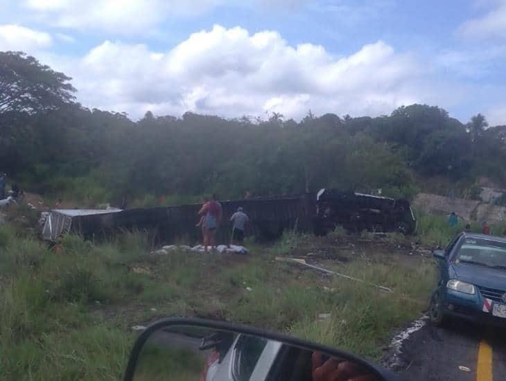 Vuelca tráiler en Nuevo Teapa; conductor perdió el control de la unidad