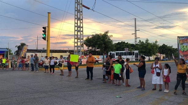 Habitantes bloquean avenida J.B. Lobos, en Veracruz; llevan 5 días sin luz | VIDEO