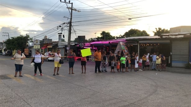 Habitantes bloquean avenida J.B. Lobos, en Veracruz; llevan 5 días sin luz | VIDEO