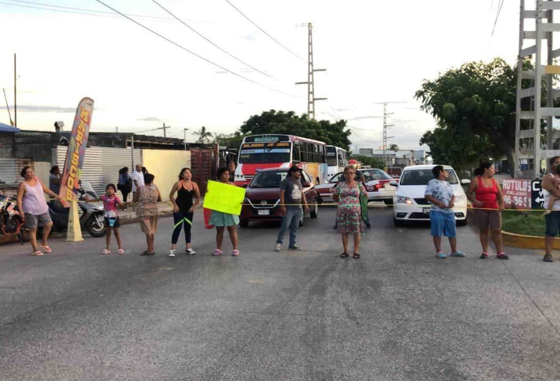 Habitantes bloquean avenida J.B. Lobos, en Veracruz; llevan 5 días sin luz | VIDEO