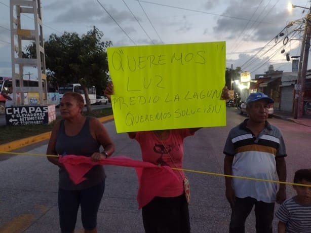 Habitantes bloquean avenida J.B. Lobos, en Veracruz; llevan 5 días sin luz | VIDEO