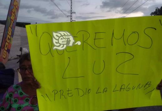 Ya son 5 días sin luz en esta colonia de Veracruz; bloquean calles (+Video)