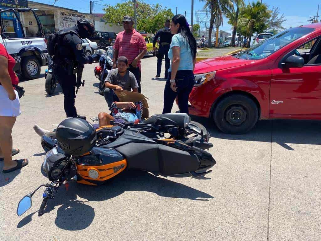 Motociclista se impacta contra automóvil en la colonia Ortiz Rubio, en Veracruz