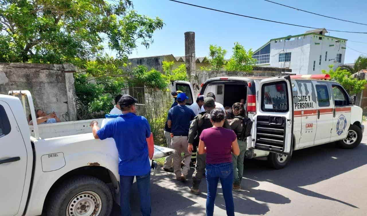 Albañil sufre triple fractura tras caerle escombro encima en Chachalacas