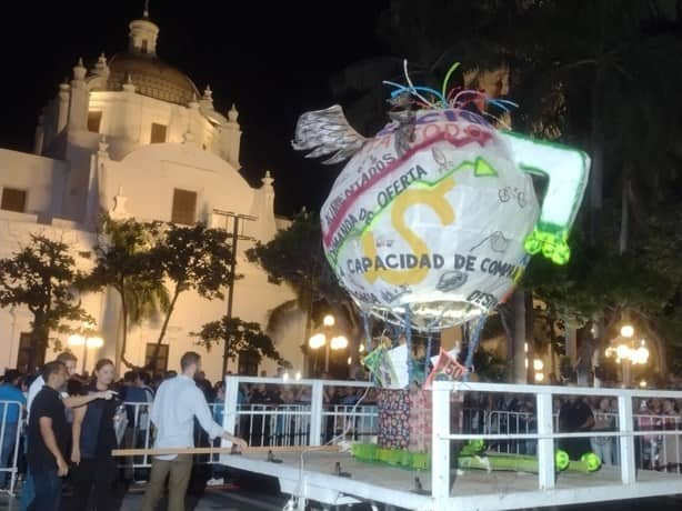 Arde “La inflación” en la Quema del Mal Humor en Carnaval de Veracruz 2023