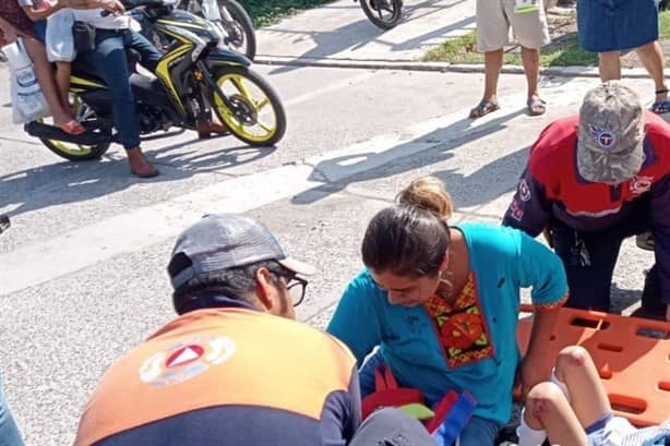 Motociclista atropella a madre que llevaba a su hija al kínder en Tierra Blanca