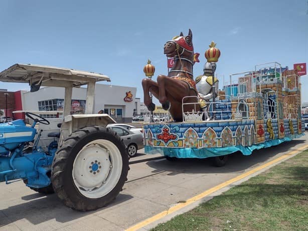 Colocan carros alegóricos sobre bulevar previo a paseos del Carnaval de Veracruz 2023 | VIDEO